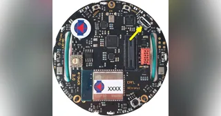Vista superior de un e-puck2 real, con su placa circular y conectores señalados.