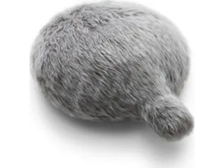 Petit Qoobo gris con su cubierta de pelo y cola robótica.