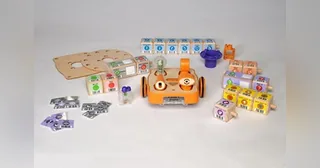Robot KIBO con los bloques, sensores y plataformas del kit KIBO 18