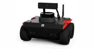 Imagen oficial de un ROSbot 3 de Husarion con cámara frontal, sensor LiDAR en la parte superior y cuatro ruedas.