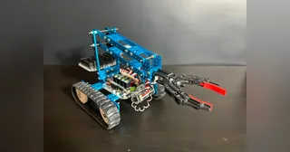Montaje de Ultimate 2.0 con orugas y brazo de agarre durante la prueba de CNX Software