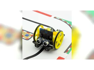 Fotografía de producto del Kitronik :MOVE Motor con una micro:bit montada sobre un circuito de línea negra.