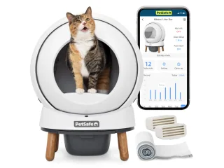 ScoopFree SmartSpin de PetSafe con un gato, aplicación y consumibles.