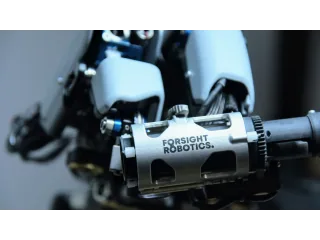Detalle de los instrumentos y brazos de la plataforma quirúrgica ORYOM de ForSight Robotics, posteriormente denominada JASPER.