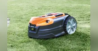 Imagen oficial del cortacésped LawnMaster OcuMow 18 completo sobre césped.