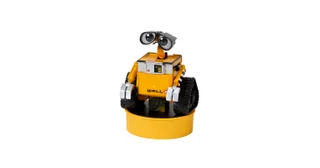 WALL-E Mini de Robosen, amarillo con orugas negras sobre un soporte circular amarillo