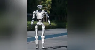 LimX Oli físico, de cuerpo completo, en un fotograma del vídeo oficial Oli’s Day