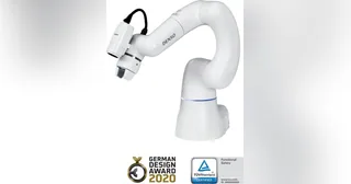 Brazo colaborativo blanco DENSO COBOTTA con herramienta final, en una imagen oficial con distintivos de diseño y certificación