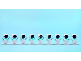 Varios robots Eilik conectados por sus bases y moviendo los brazos, en un fotograma del vídeo oficial de Energize Lab.