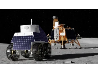 Render del rover de Honeybee Robotics para Lunar-VISE, con panel solar y ruedas sobre la superficie lunar, junto al módulo Blue Ghost.