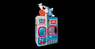Imagen de la máquina ICEE Cotton Candy de Sweet Robo, con cabina cerrada roja y azul, pantalla de pago y mascota de oso polar encima.