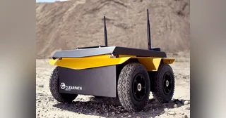 Jackal J100 de Clearpath con cuatro ruedas sobre terreno exterior