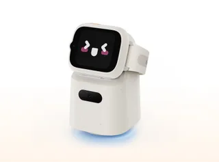 Render oficial de TCL Tbot completo con un reloj infantil acoplado como pantalla.