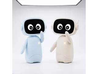Dos robots físicos XiaoMu en azul y crema sobre un escritorio