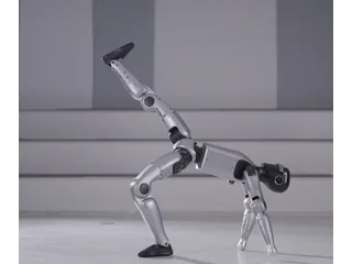 MagicBot Z1 físico apoyado sobre una mano durante una demostración del fabricante