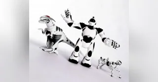 Robosapien V2 en el centro de una fotografía de producto de WowWee, entre Roboraptor y Robopet.