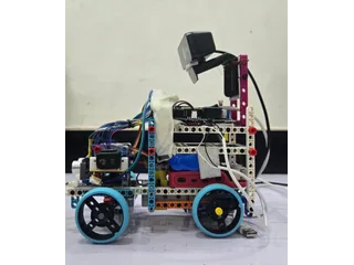 Fotografía de The Statesmen de su coche robot completo, con chasis LEGO, cuatro ruedas y soporte elevado de cámara; recorte de la fotografía original.