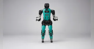 Imagen oficial frontal de Digit 5, con torso y piernas turquesa y pinzas en ambos brazos sobre fondo gris.