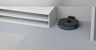 Render promocional oficial de Mamibot EXVAC850 completo junto a su base de carga, sobre suelo doméstico.