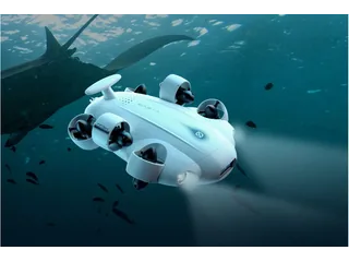 Render oficial del FIFISH V-EVO blanco completo bajo el agua, con los propulsores y la cámara visibles.