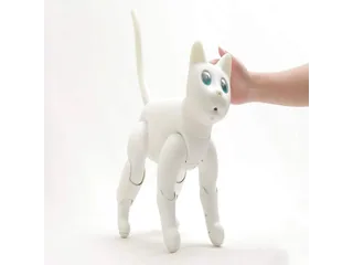 MarsCat blanco de Elephant Robotics interactuando con una mano.