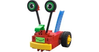 Un montaje de Early Coding con ruedas, ojos altos y piezas rojas y verdes.