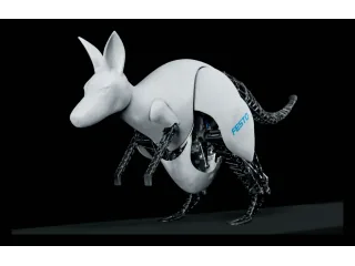 BionicKangaroo de Festo completo, con patas articuladas y cola visibles durante un salto.