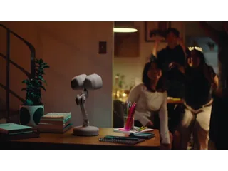 Fotograma del vídeo oficial de Ongo completo, con cabeza de lámpara, estructura articulada y base, sobre un escritorio.