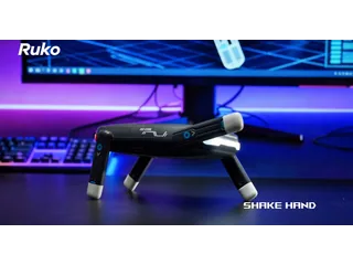 Ruko R1 negro en un fotograma oficial, con una pata delantera levantada.