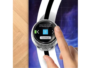 Una mano toca la pantalla circular de Ozobot Ari colocado sobre una pista de códigos de color