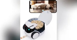 Imagen comercial de ROLA PetPal blanco con dispensador abierto y una pantalla de móvil mostrando un perro