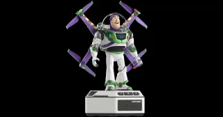 Render oficial de Mini Buzz Lightyear de Toy Story 5, con alas desplegadas y colocado sobre la base de Robosen.
