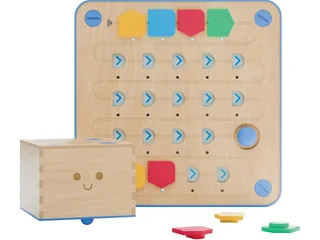 Render oficial de Cubetto+ con su robot de madera, tablero de 18 pasos y bloques