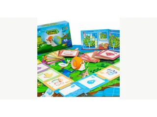 Caracol robótico Qobo naranja sobre el mapa con sus tarjetas de programación