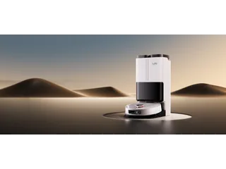 Render promocional oficial de ILIFE T60s completo junto a su estación, sobre una plataforma con fondo desértico.
