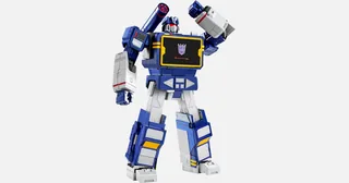 Soundwave Flagship de Robosen azul y blanco, erguido con los brazos levantados y el emblema Decepticon en el pecho