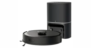 Tapo RV30 Max Plus negro delante de su base de vaciado.
