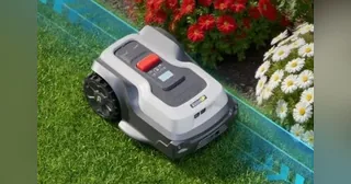 Imagen oficial de RoboUP T1200 Pro completo junto a un borde de césped, recortada de una ilustración del fabricante.
