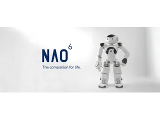 Humanoide NAO6 blanco en una imagen oficial de Maxtronics con articulaciones de brazos y piernas visibles.