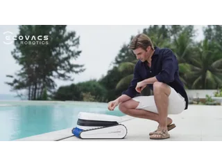 Fotograma oficial de una persona junto a un ECOVACS Ultramarine P1 blanco y azul, con la tapa levantada, en el borde de una piscina.