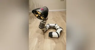 Roboboa de WowWee en el suelo con la cabeza levantada. Foto: Bumper12, CC BY-SA 4.0.