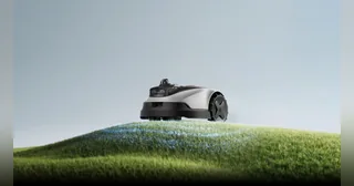 Roborock RockNeo Q2 completo en un jardín, en una imagen oficial.