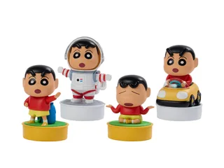 Fotografía oficial de cuatro variantes Mini Robot Shin chan sobre sus bases, con trajes y posturas diferentes.
