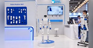 Humanoides RP1 en el expositor de RoboParty durante IROS 2026