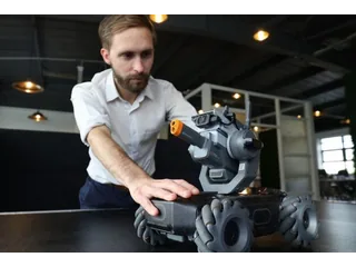 RoboMaster S1 de DJI ensamblado durante la prueba de Heliguy