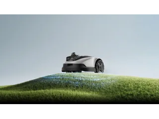 Roborock RockNeo Q2 completo en un jardín, en una imagen oficial.
