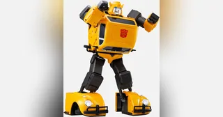 Robosen Bumblebee Flagship amarillo en forma de robot sobre fondo blanco