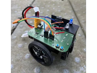 Recorte de una fotografía del equipo de Airflow Don, con placa verde, ruedas, sensores y cableado sobre el cuerpo.