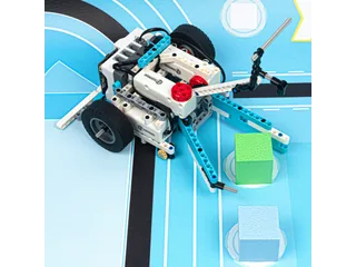 Robot con ruedas construido con Nezha Pro Sports Kit, sobre una pista de seguimiento de líneas.