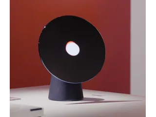 Fotograma del vídeo oficial de Samsung de Project Luna completo, con pantalla circular negra y base cónica azul sobre una encimera.